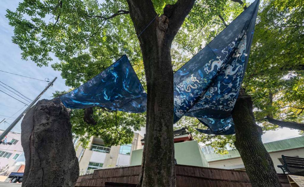 Robertina Šebjanič. Tidal Whispers: Busan’s Oceanic Tales. 2023. Immersive sound art installation, audio, stainless steel and textile. 700×500×500cm. Audio 25min. Commissioned by Sea Art Festival 2023. Image courtesy of Busan Biennale Organizing Committee